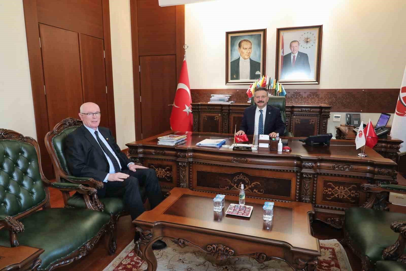 bilecik-haber_kazim-kurt-ilk-resmi-ziyaretini-eskisehir-valisi-huseyin-aksoy-a-yapti-106122.jpg