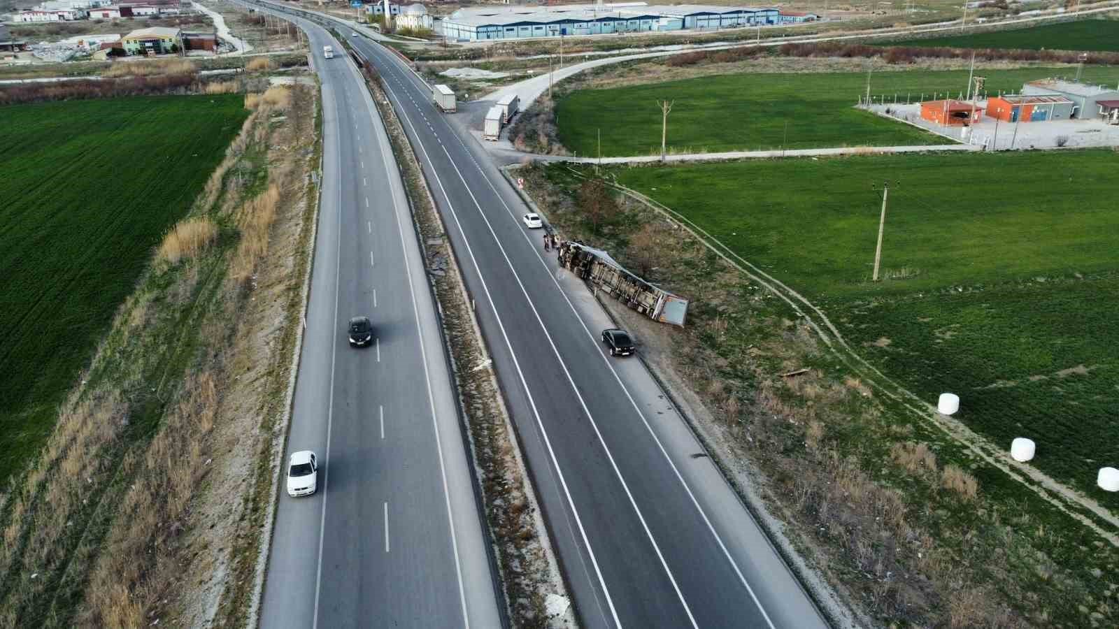 bilecik-haber_kontrolden-cikan-temizlik-malzemesi-yuklu-tir-devrildi-105301.jpg