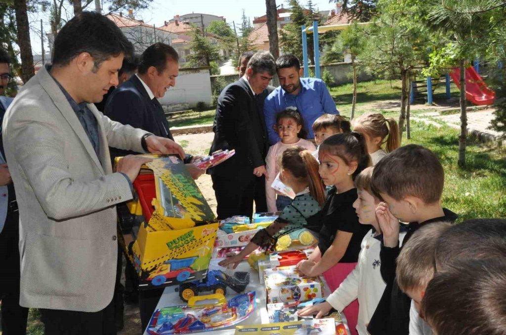 bilecik-haber_liseliler-kucuk-kardeslerini-hediyeleri-ile-sevindirdi-1500.jpg