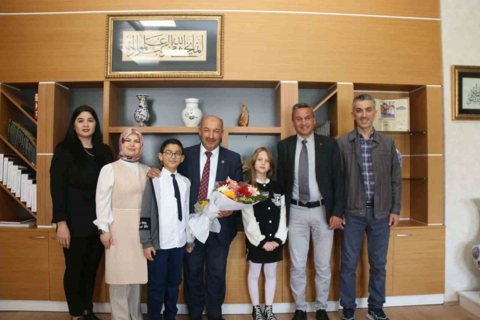 bilecik-haber_minik-ogrenciler-eymen-ve-elisa-kutahya-milli-egitim-mudurlugunu-devraldi-695.jpg