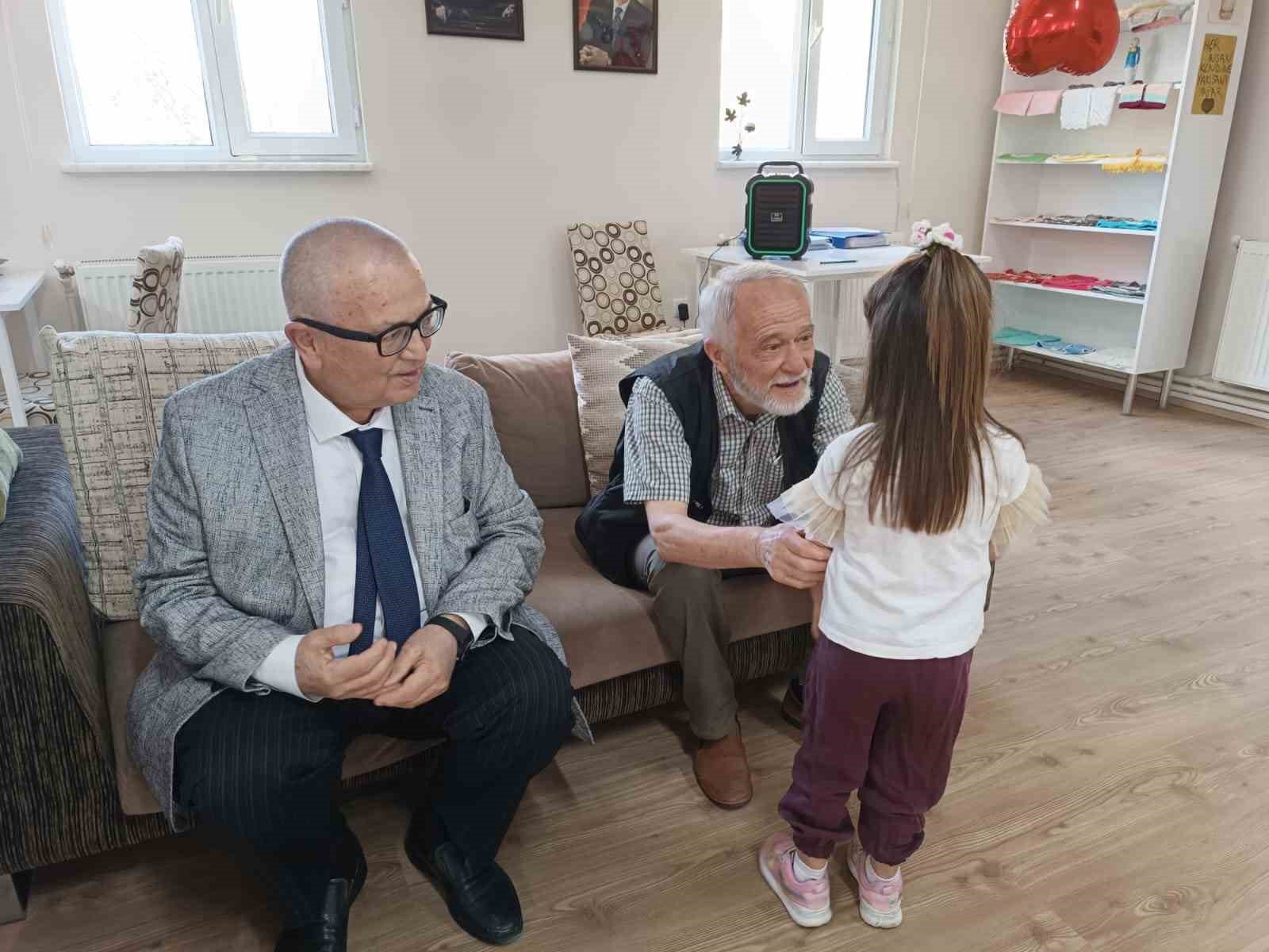 bilecik-haber_miniklerden-koca-cinarlara-anlamli-ziyaret-106436.jpg