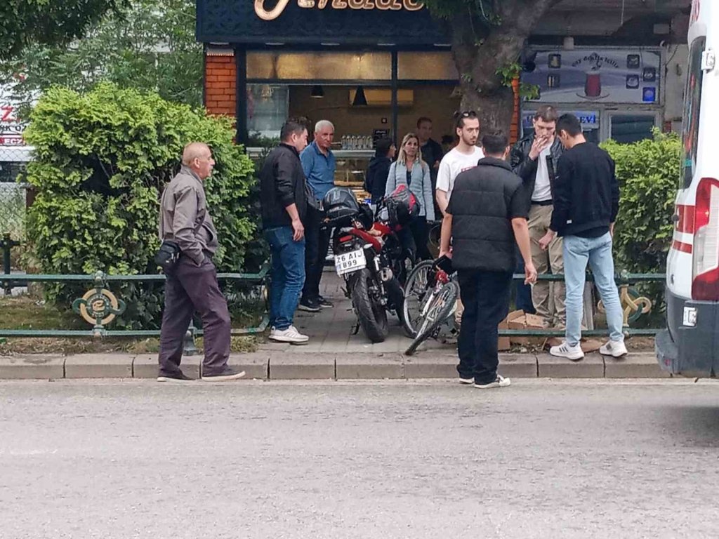 bilecik-haber_motosiklet-bisiklete-carpti-2-yarali-1588.jpg