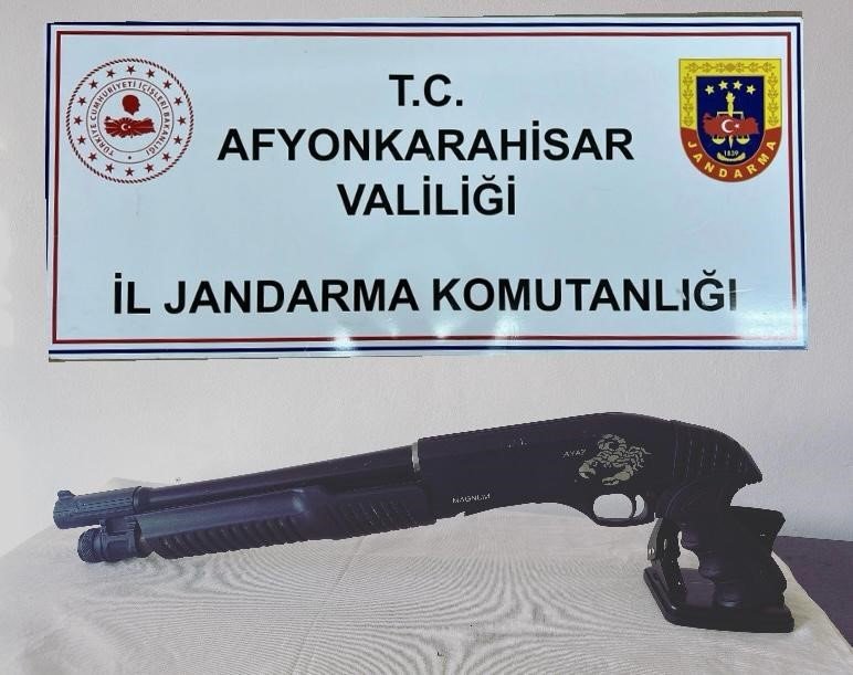 bilecik-haber_muhtar-yakininin-tufekli-sevinc-gosterisini-jandarma-affetmedi-106110.jpg