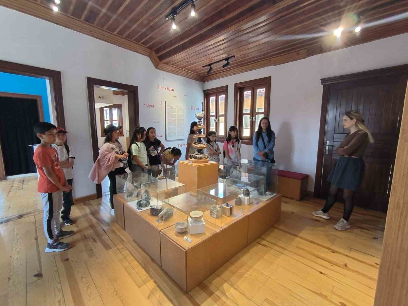 bilecik-haber_ogrencilerden-sehrin-atesi-seramik-galerisi-ne-ziyaret-141.jpg