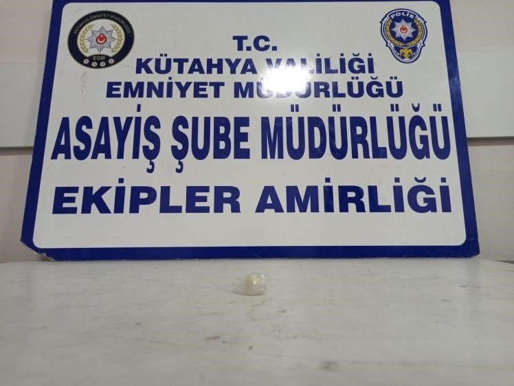 bilecik-haber_polis-ekipleri-tarafindan-bir-kisinin-uzerinde-bonzai-ele-gecirildi-107421.jpg
