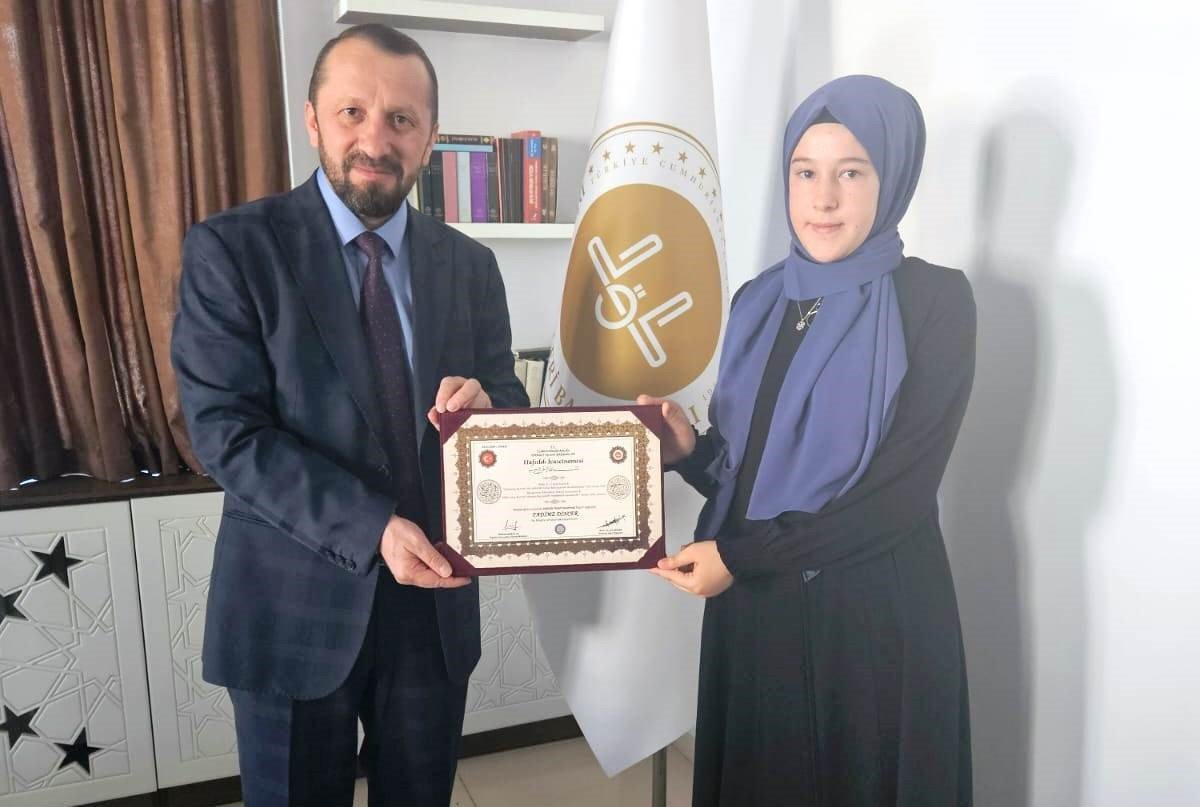 bilecik-haber_simav-da-3-kiz-ogrenci-hafiz-oldu-105852.jpg