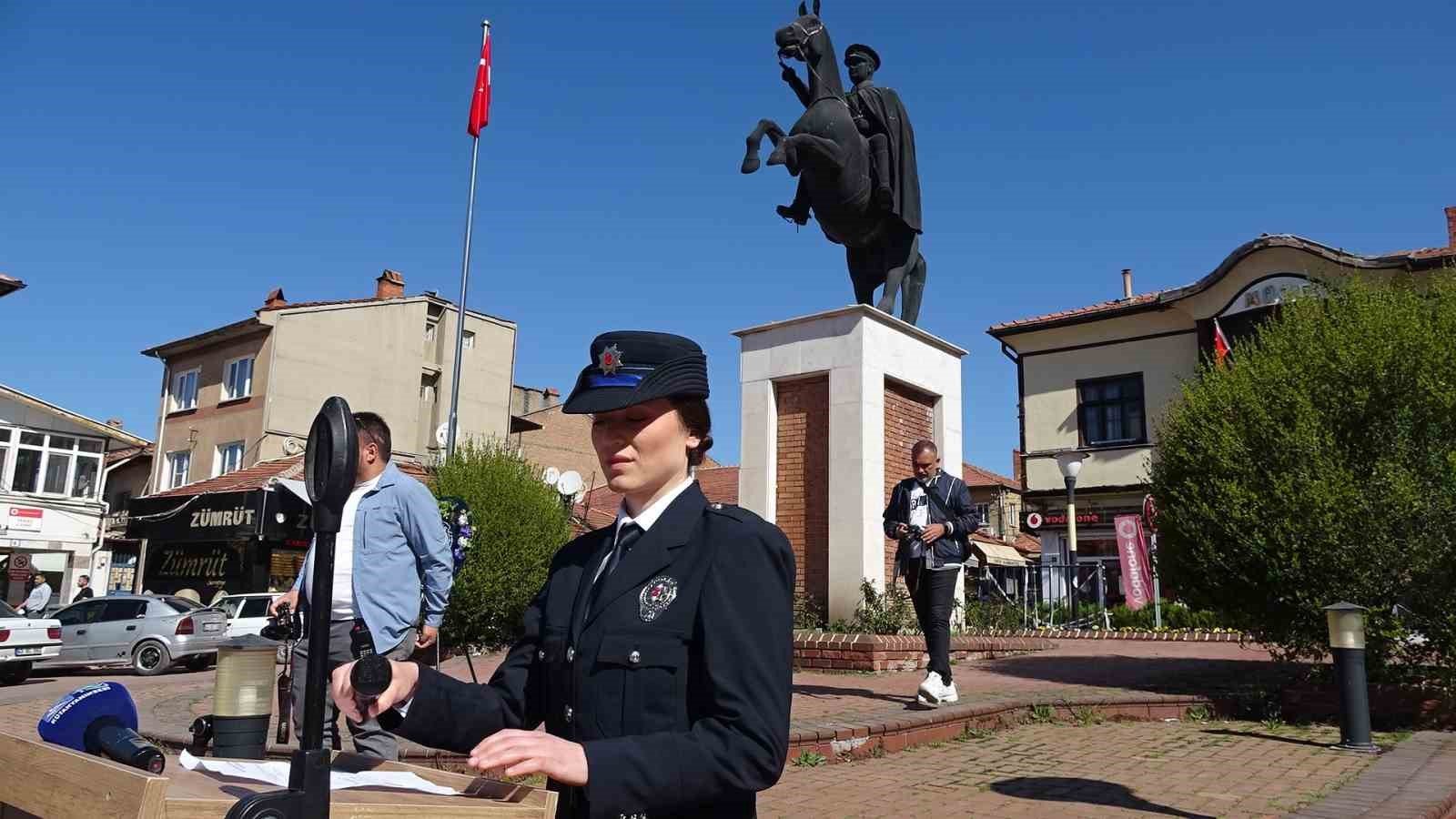 bilecik-haber_tavsanli-da-polis-haftasi-celenk-sunumu-ile-basladi-106088.jpg