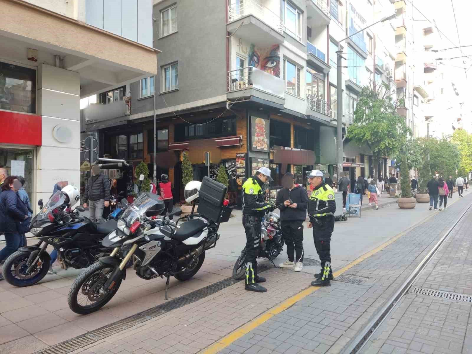 bilecik-haber_trafik-kurallarina-uymayan-41-motosiklet-ve-motorlu-bisiklet-surucusune-ceza-kesildi-562.jpg