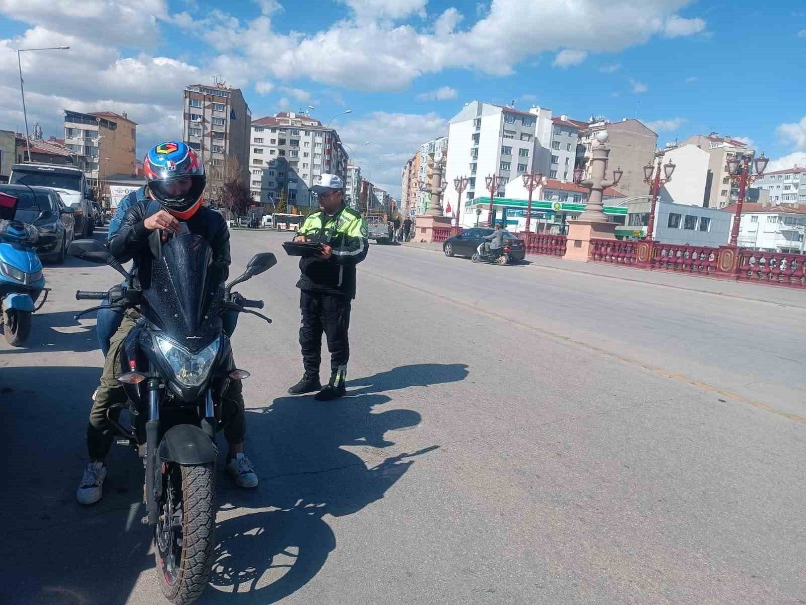 bilecik-haber_trafik-kurallarini-ihlal-eden-41-motosiklet-surucusune-ceza-kesildi-106134.jpg