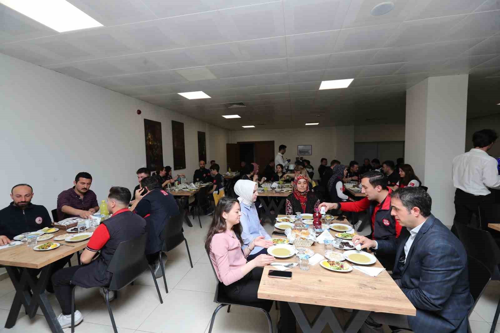 bilecik-haber_vali-aksoy-gamer-personeli-ile-iftar-yapti-105282.jpg