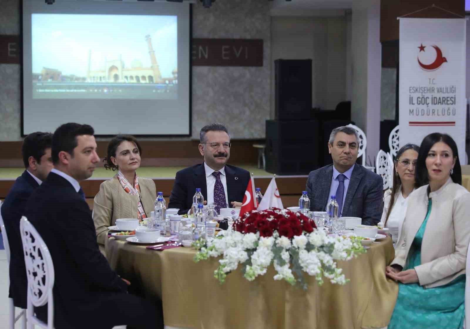 bilecik-haber_vali-huseyin-aksoy-kirim-tatar-turkleri-ile-iftarda-yemeginde-bir-araya-geldi-106403.jpg