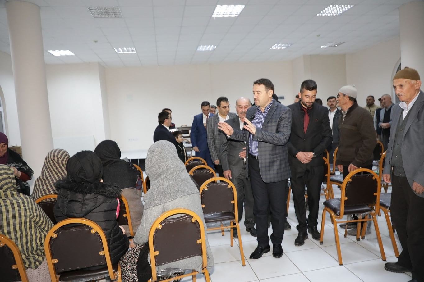 bilecik-haber_vali-musa-isin-koy-ve-mahalle-ziyaretlerini-surduruyor-105819.jpg