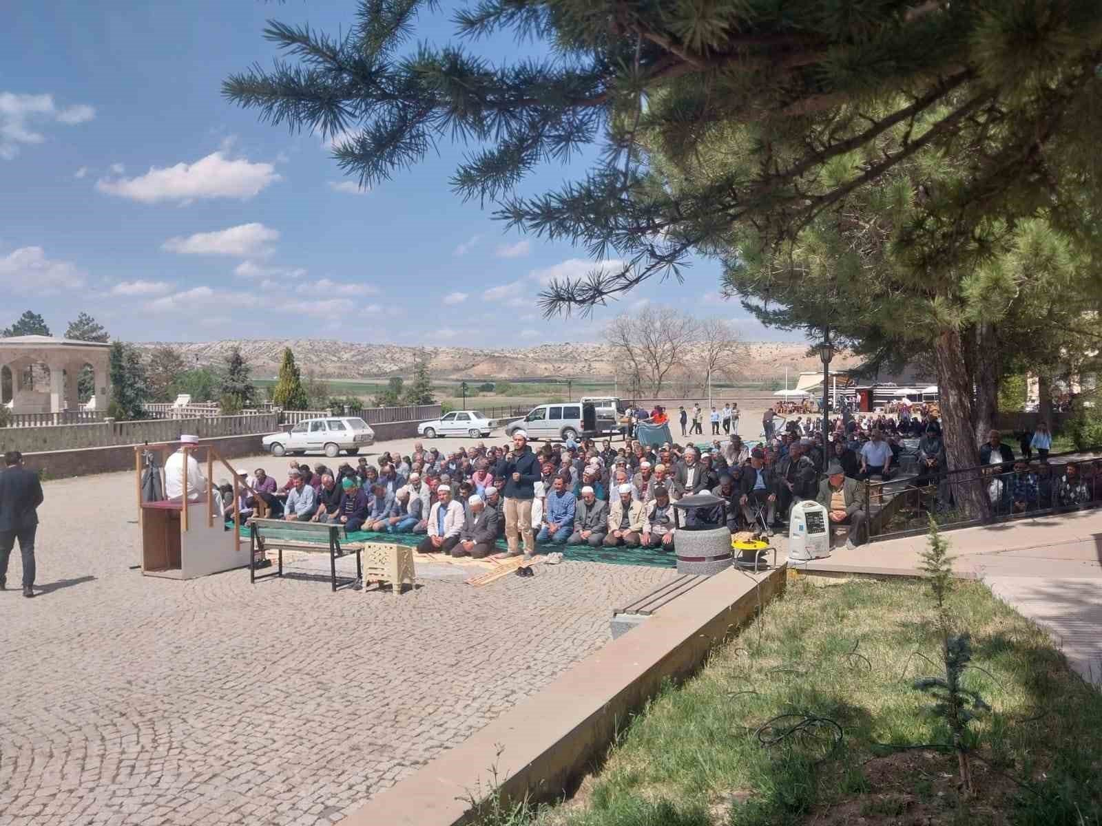 bilecik-haber_yunus-emre-nin-kabri-basinda-eller-yagmur-diye-duaya-acildi-209.jpg