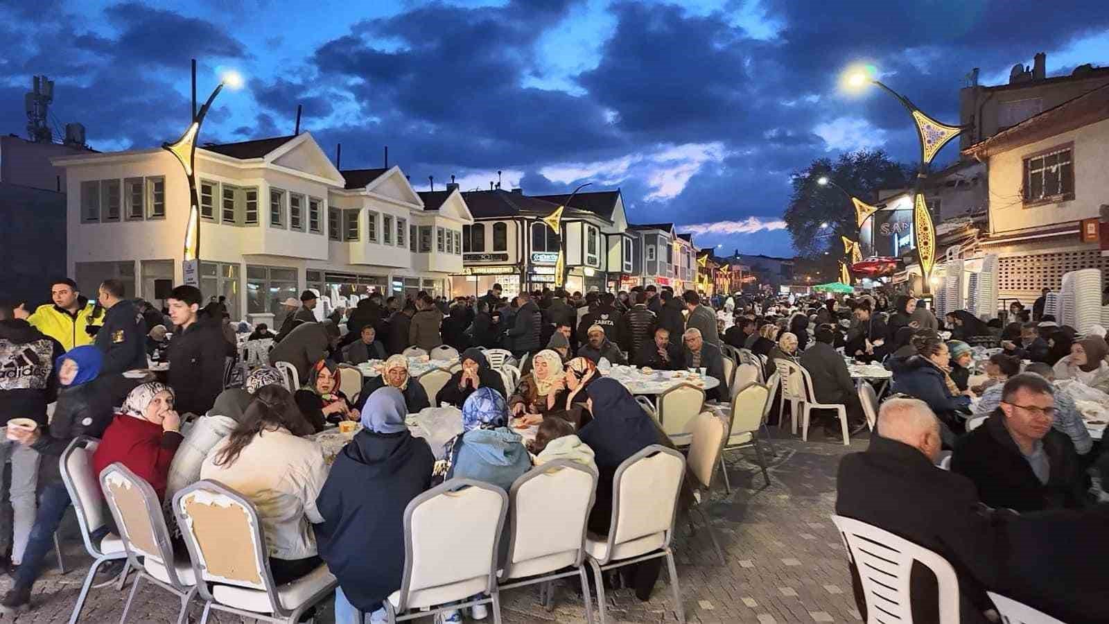 bilecik-haber_yuzlerce-kisi-ayni-iftar-sofrasinda-bir-araya-geldi-106678.jpg