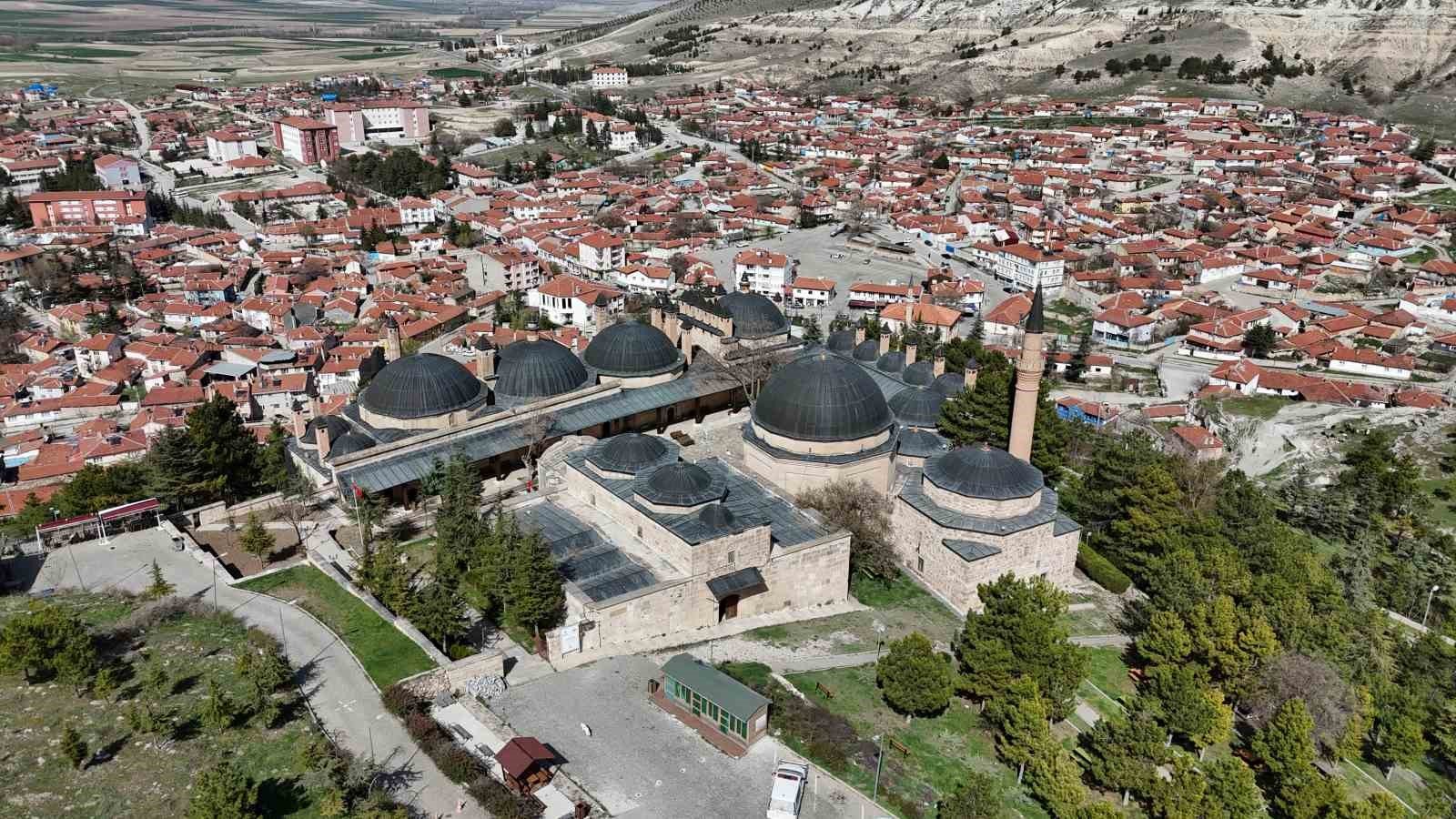 bilecik-haber_yuzyillara-meydan-okuyan-seyyit-battal-gazi-kulliyesi-havadan-goruntulendi-107307.jpg