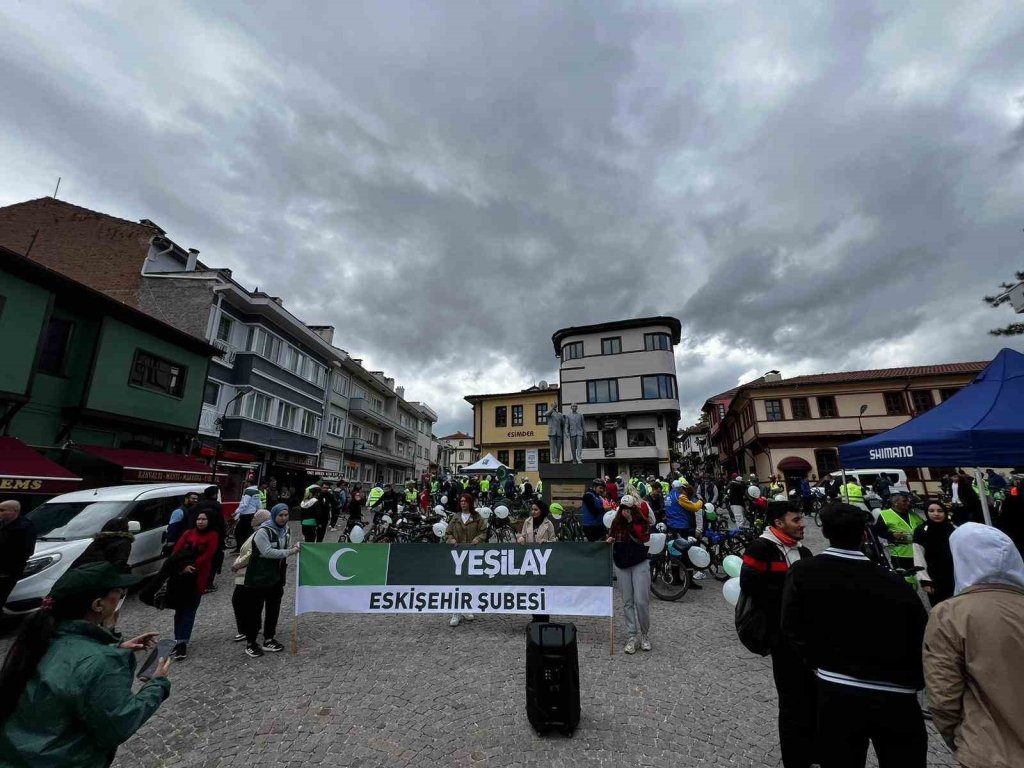 bilecik-haber_11-geleneksel-yesilay-bisiklet-turu-na-eskisehir-de-yogun-ilgi-2589.jpg