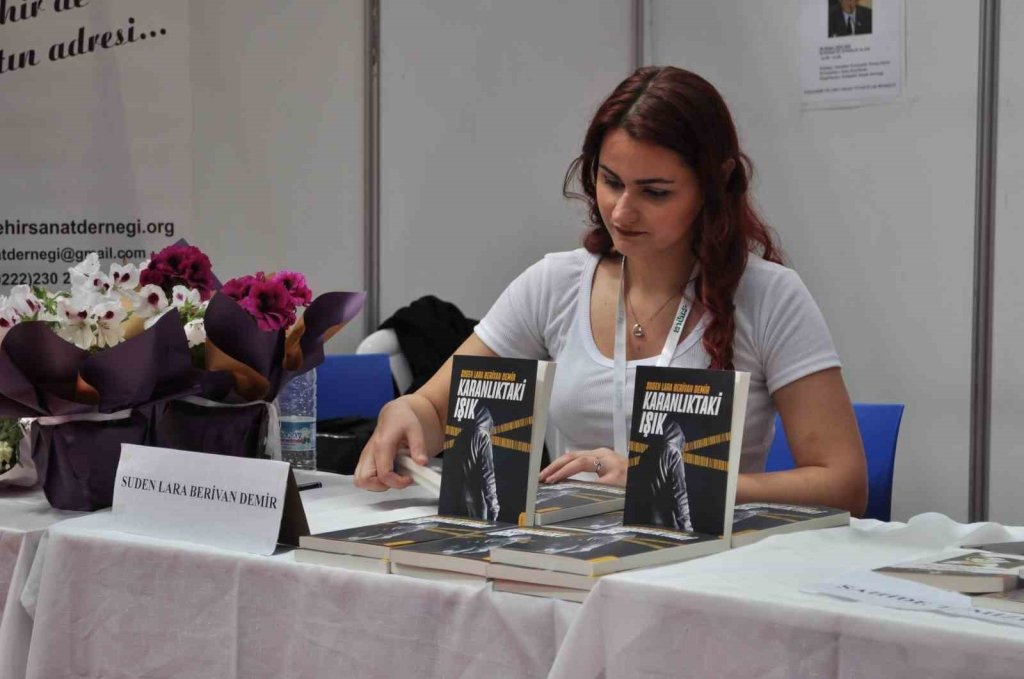 bilecik-haber_18-yasinda-bir-kitap-yazip-yayinlayarak-yazarlik-kariyerine-ilk-adimini-atti-2381.jpg
