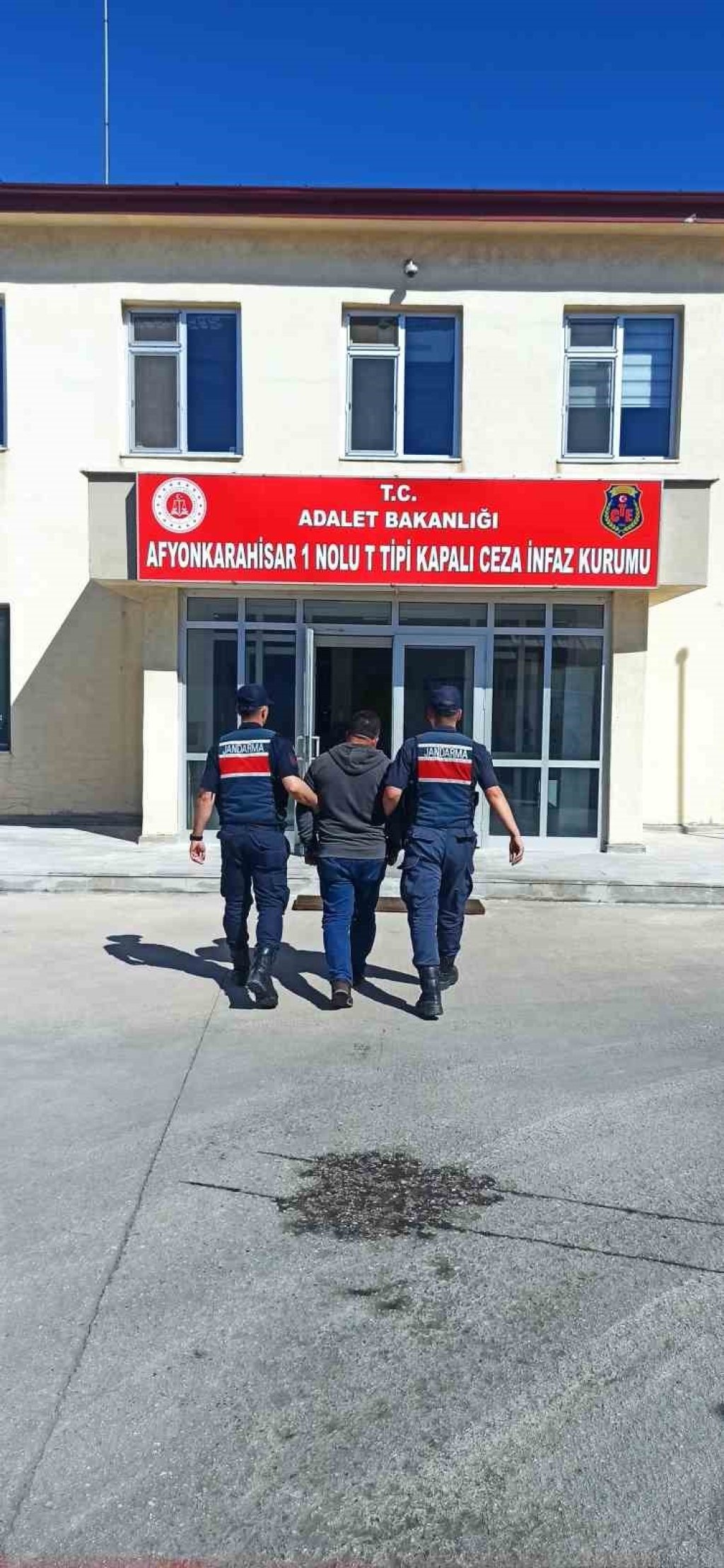 bilecik-haber_3-yil-1-ay-15-gun-hapis-cezasi-ile-aranan-sahsi-jandarma-yakaladi-2820.jpg
