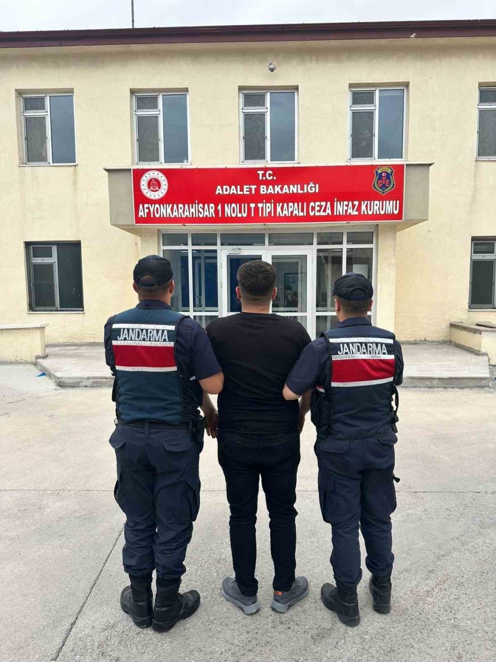 bilecik-haber_3-yil-4-ay-hapis-cezasi-ile-aranan-sahsi-jandarma-yakaladi-3671.jpg
