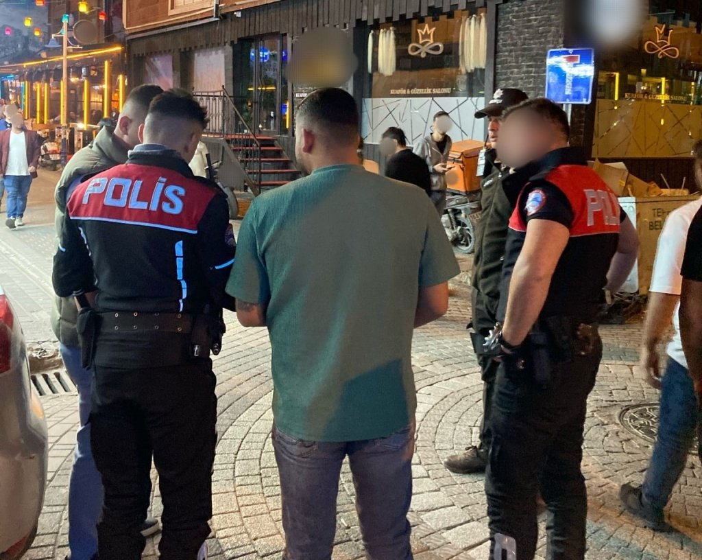 bilecik-haber_alkollu-eglence-mekanlarinin-cevresinde-polis-ekiplerince-denetim-yapildi-7769.jpg
