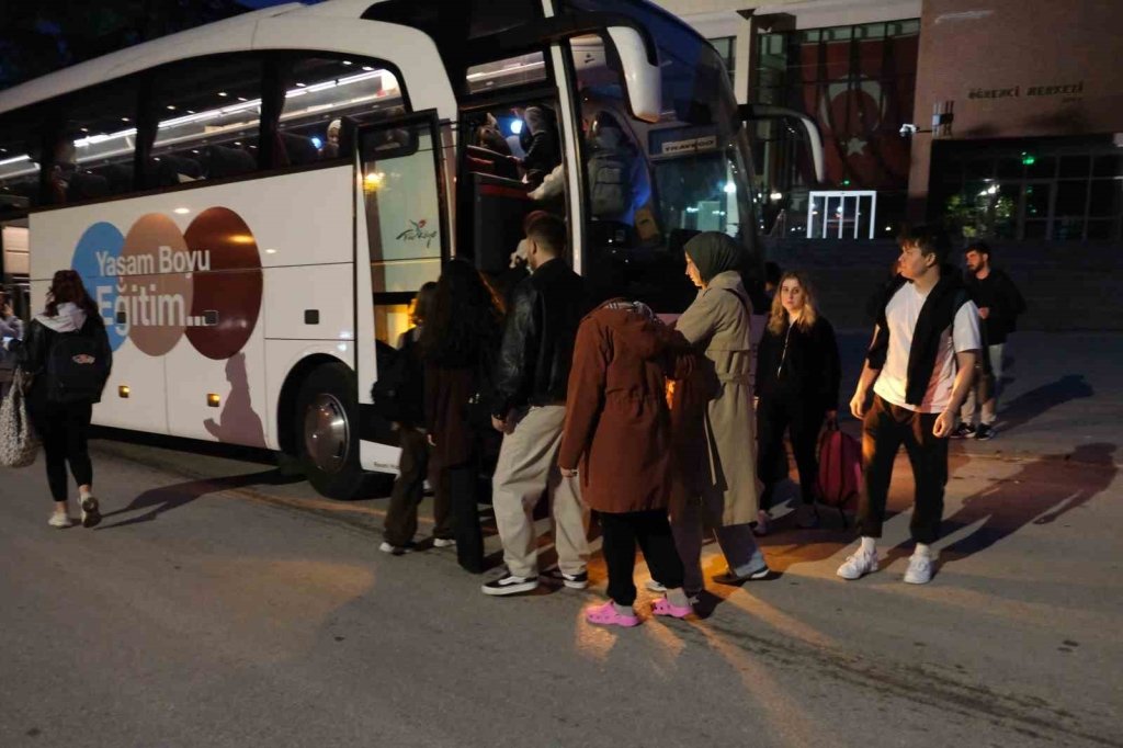 bilecik-haber_anadolu-universitesi-ogrencileri-deprem-bolgesinde-kutuphaneler-kurmak-icin-yola-cikti-2385.jpg