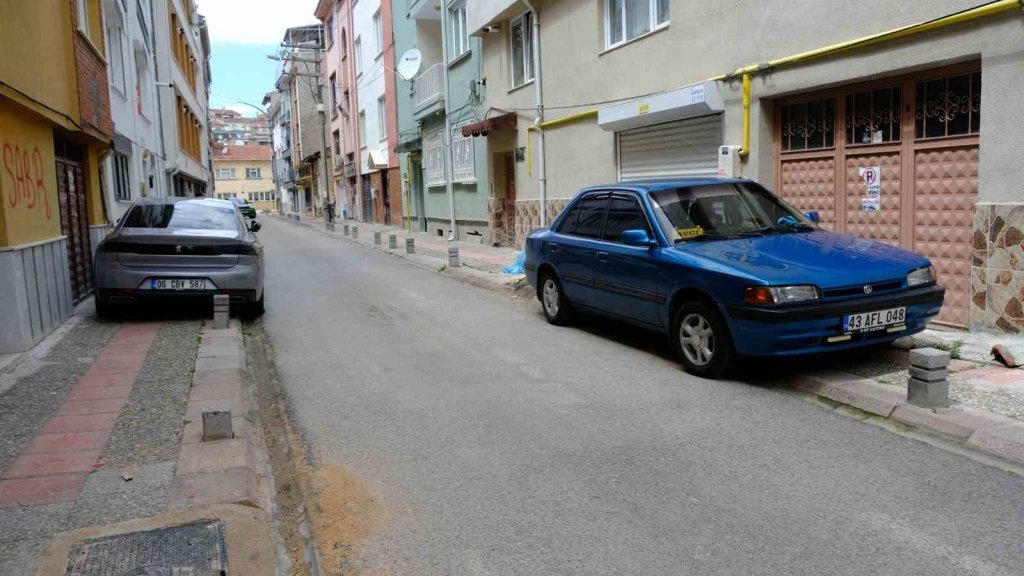 bilecik-haber_araclarla-dolan-kaldirimlar-yayalara-zor-anlar-yasatti-2594.jpg