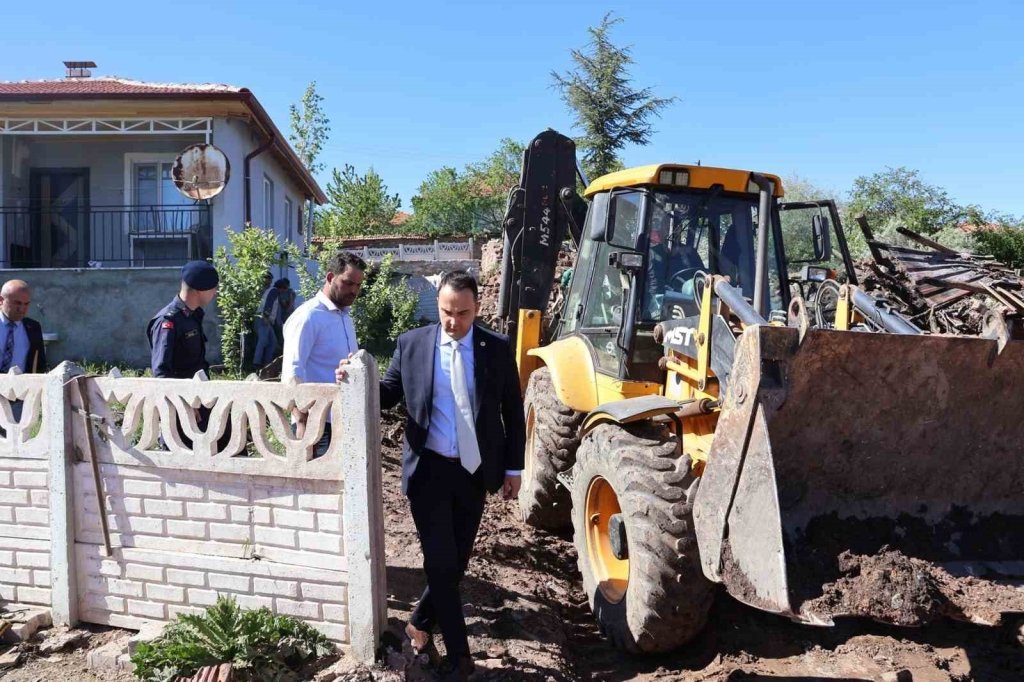 bilecik-haber_aslanapa-kaymakami-demirci-den-evi-yanan-aileye-gecmis-olsun-ziyareti-3680.jpg