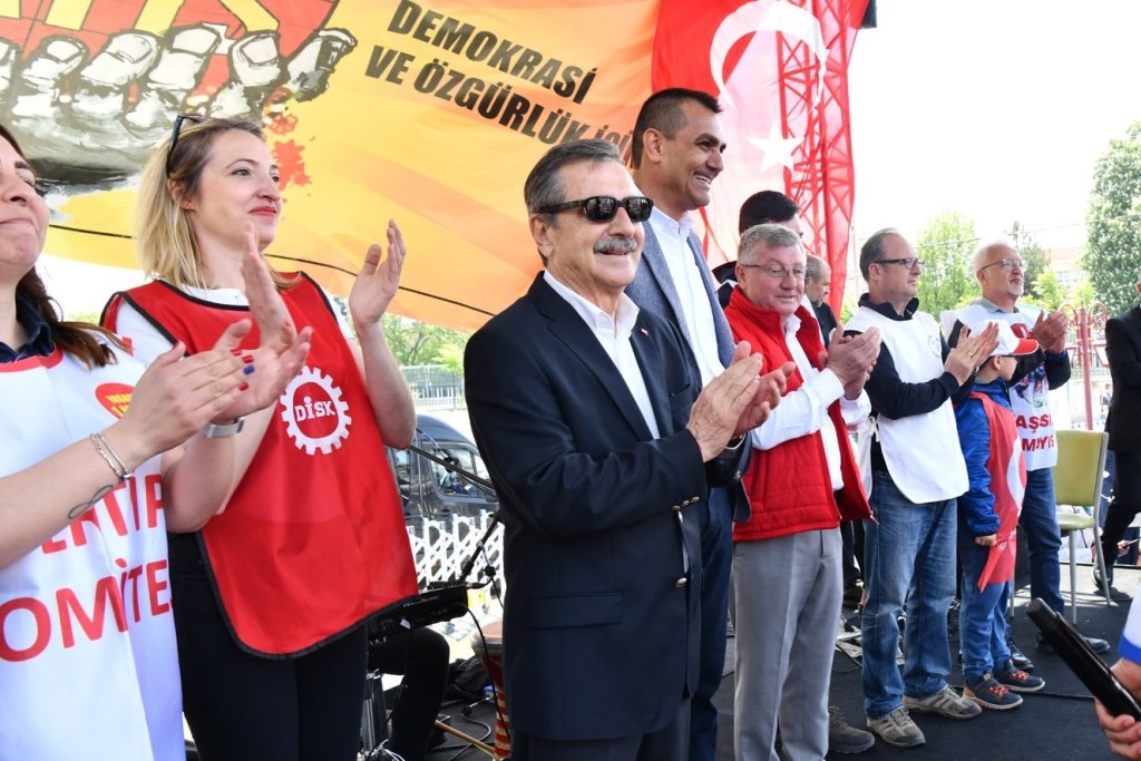 bilecik-haber_baskan-atac-1-mayis-i-iscilerle-kutladi-1992.jpg