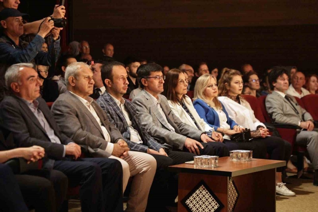 bilecik-haber_baskan-kahveci-hemsehrileriyle-tiyatro-etkinliginde-bulustu-5315.jpg