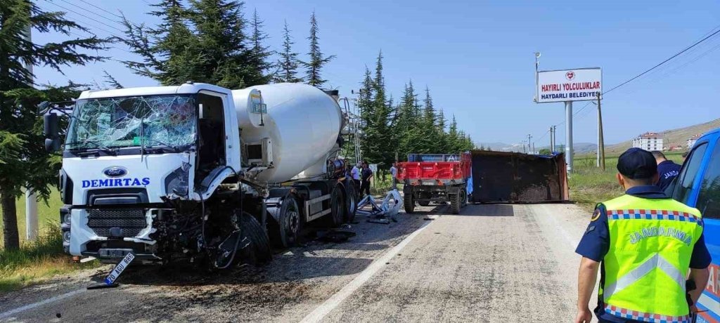bilecik-haber_beton-mikseri-ile-traktorun-carpistigi-kazada-3-kisi-yaralandi-6131.jpg