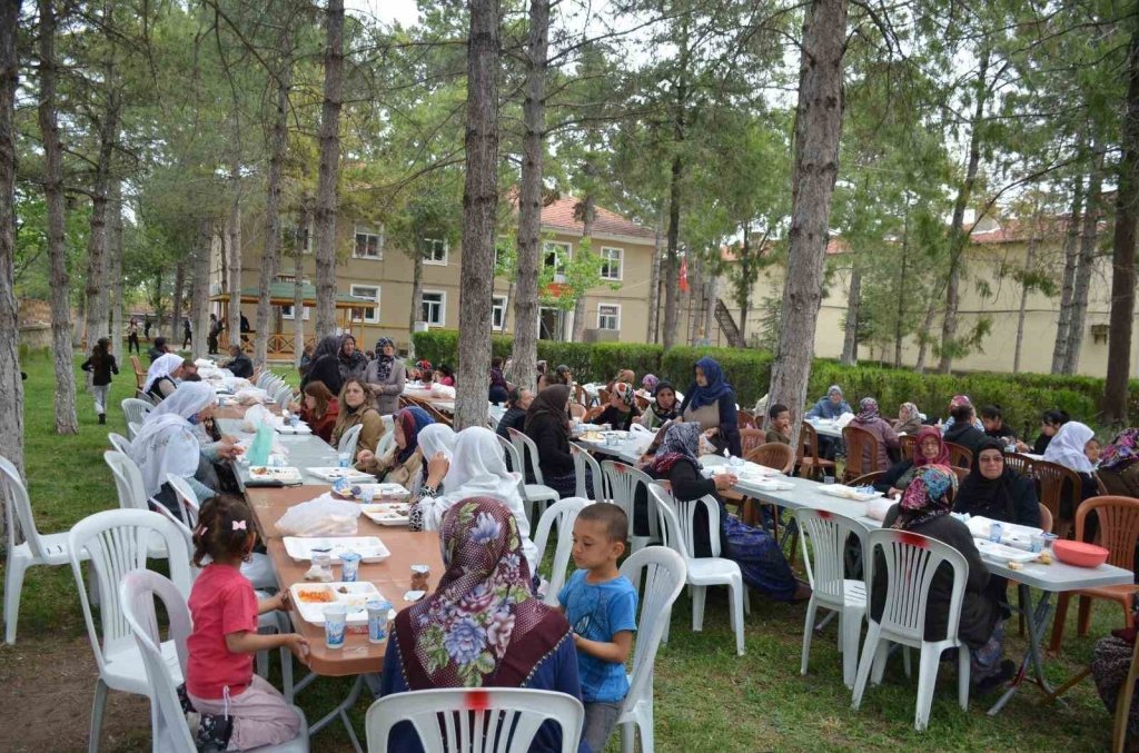 bilecik-haber_beylikova-belediyesi-2-bin-kisilik-yagmur-ve-sukur-duasi-yemegi-duzenledi-5088.jpg
