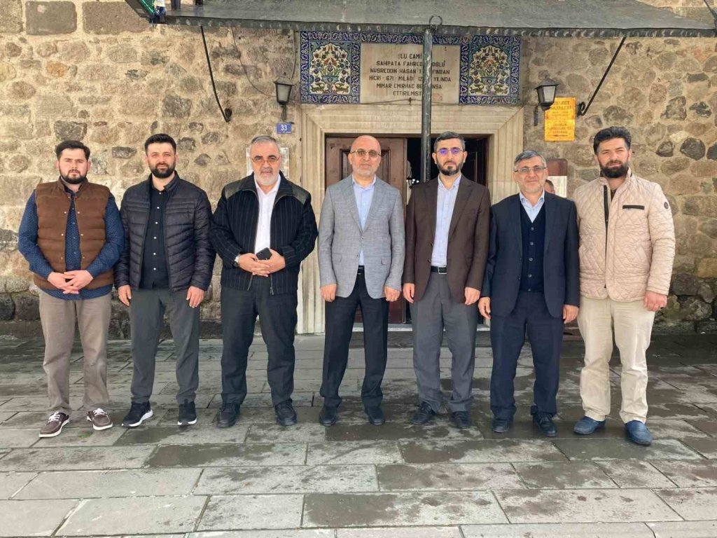 bilecik-haber_bursa-dan-gelen-heyet-ulu-cami-ve-pasa-camii-ni-gezdi-2118.jpg