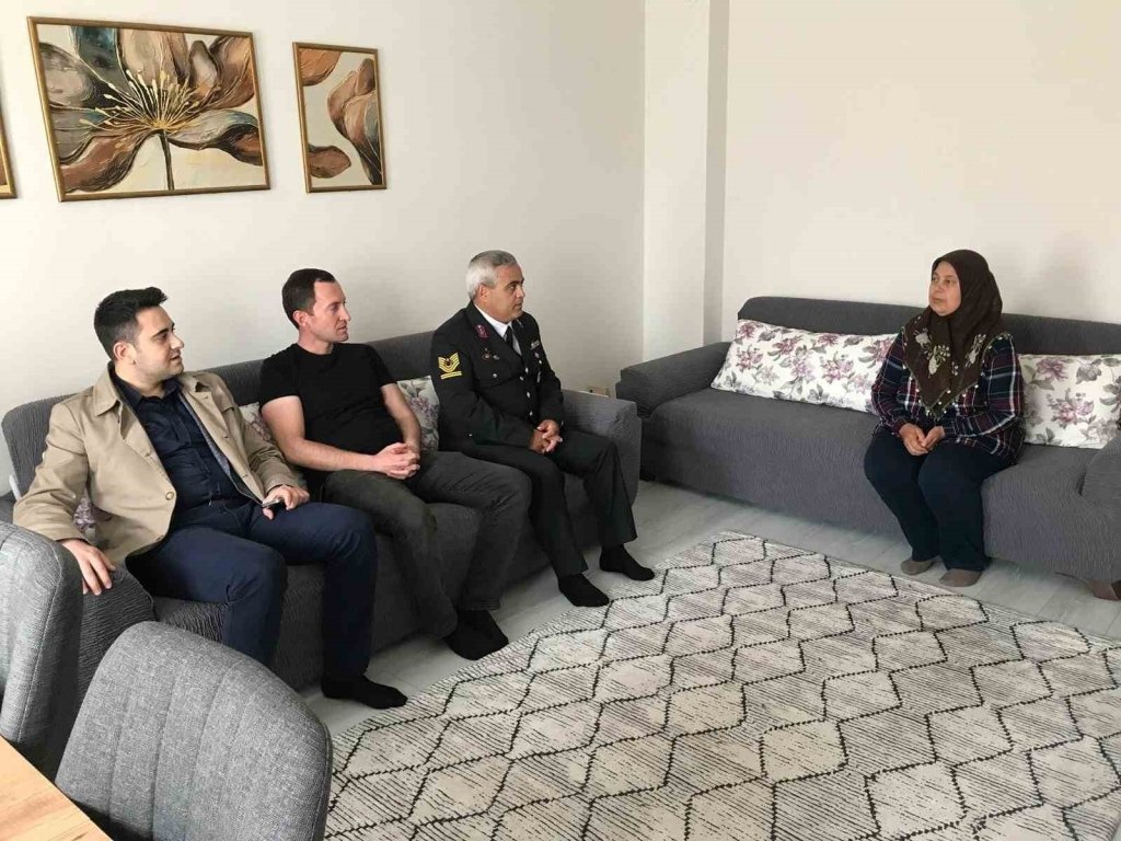 bilecik-haber_cavdarhisar-kaymakami-gedik-ten-sehit-ailelerin-anneler-gunu-ziyareti-3700.jpg