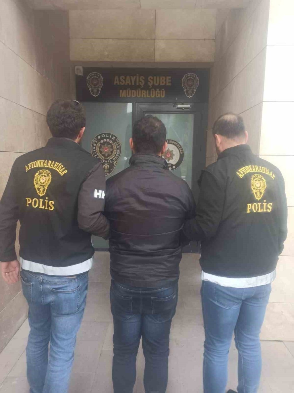 bilecik-haber_cesitli-suclardan-aranan-2-sahis-polis-tarafindan-yakalandi-7301.jpg