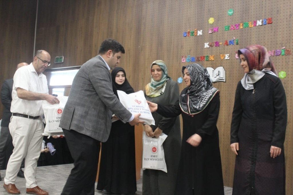 bilecik-haber_emet-te-4-6-yas-kur-an-kurslari-yil-sonu-kapanis-programi-7901.jpg