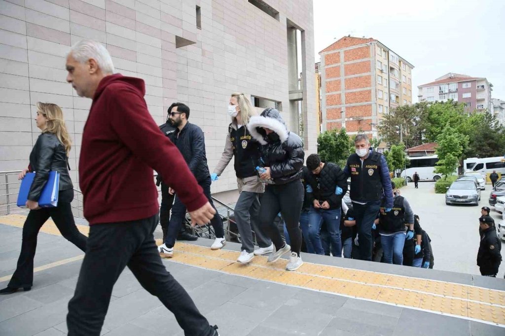 bilecik-haber_eskisehir-merkezli-yapilan-fuhus-operasyonunda-7-supheli-adliye-sevk-edildi-2153.jpg