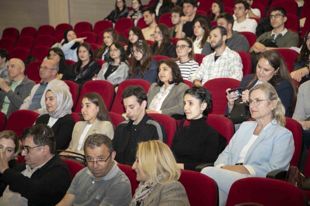 bilecik-haber_estu-mezunlari-ile-ogrenciler-panelde-bir-araya-geldi-2537.jpg