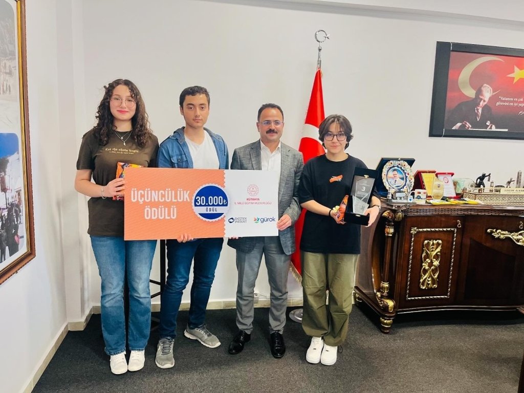 bilecik-haber_gediz-de-kaymakam-alkan-basarili-ogrencilerle-bir-araya-geldi-7029.jpg