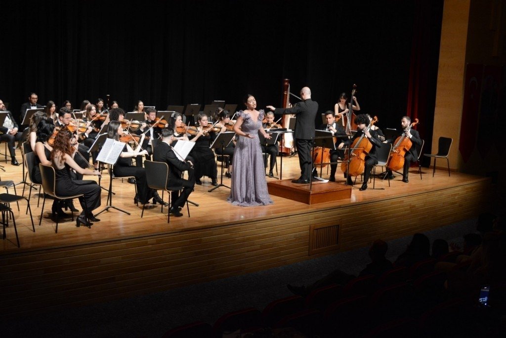 bilecik-haber_genclik-senfoni-orkestrasi-muzikseverlerle-bulustu-2772.jpg