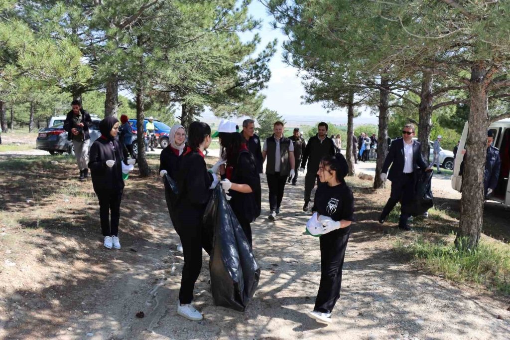 bilecik-haber_gunyuzu-ndeki-ormanlik-alanda-mintika-temizligi-yapildi-2217.jpg
