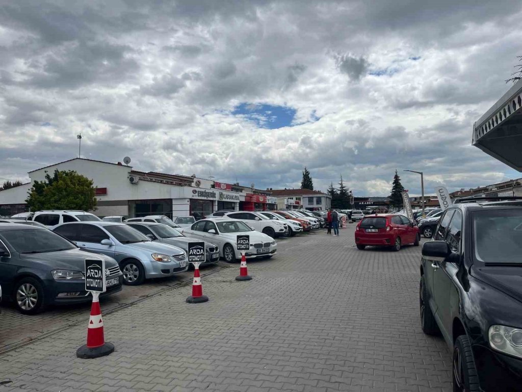 bilecik-haber_hafta-sonunda-eskisehir-deki-oto-galericiler-bos-kaldi-2535.jpg