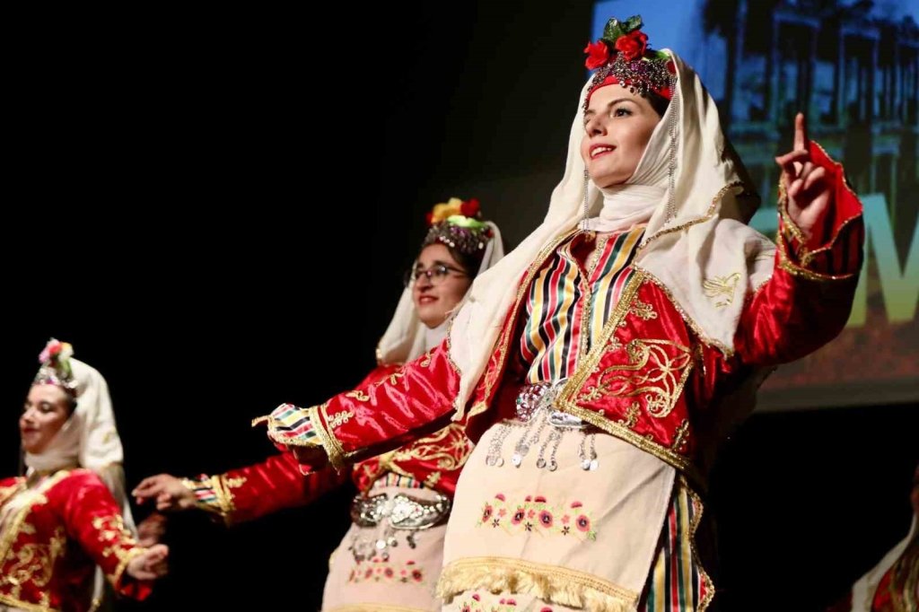 bilecik-haber_halk-danslari-toplulugu-nda-muhtesem-yil-sonu-gosterisi-6839.jpg
