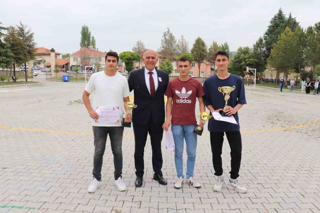 bilecik-haber_hisarcik-ta-yarismalarda-dereceye-giren-ogrenciler-odullendirildi-5291.jpg