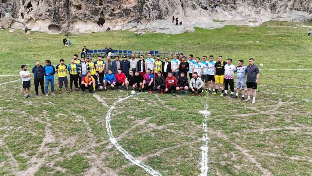 bilecik-haber_ihsaniye-de-frigya-1-geleneksel-futbol-turnuvasi-duzenlendi-5509.jpg