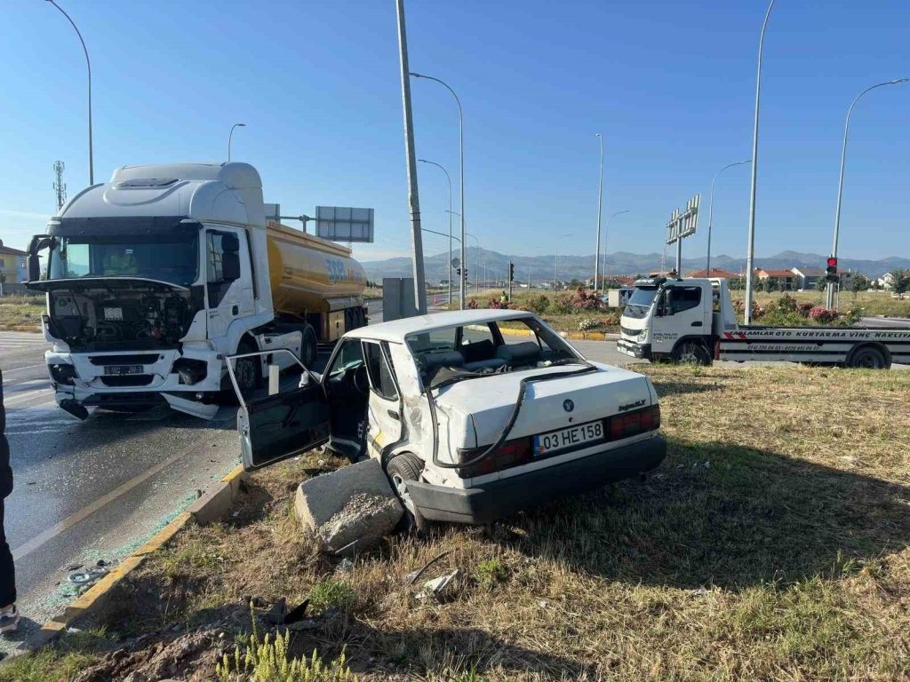 bilecik-haber_kirmizi-isik-ihlali-yapan-cekici-otomobile-carpti-3-yarali-7401.jpg