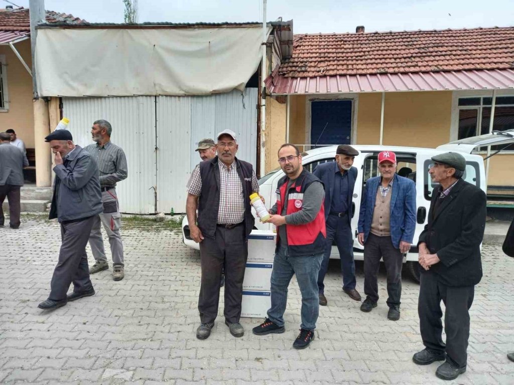 bilecik-haber_kutahya-da-ciftcilere-nohut-antraknozu-hastaligina-karsi-ucretsiz-ilac-dagitildi-3772.jpg