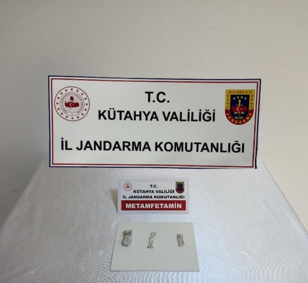 bilecik-haber_kutahya-da-uyusturucu-ele-gecirilen-aractaki-2-supheli-tutuklandi-4200.jpg