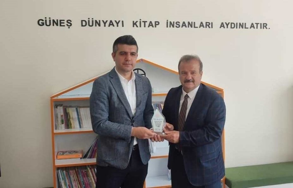 bilecik-haber_kutahyali-emekli-kutuphaneci-akturk-ten-afyon-daki-ilkokul-kutuphanesine-kitap-bagisi-3684.jpg