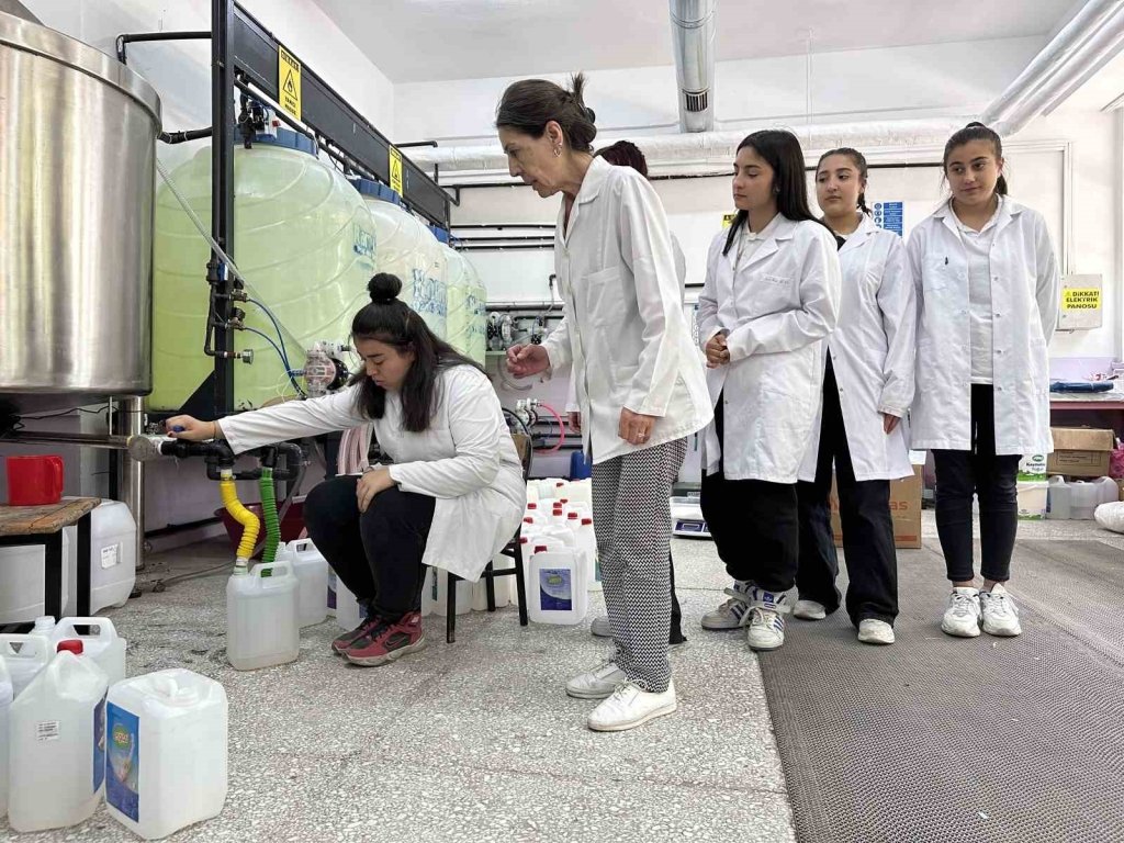 bilecik-haber_lise-ogrencileri-ayda-10-ton-kimyasal-temizlik-urunu-uretiyor-6341.jpg