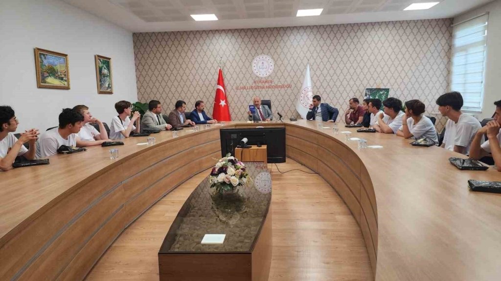 bilecik-haber_mudur-basyigit-ispanya-da-staj-egitimi-alan-ogrencileri-kabul-etti-6302.jpg